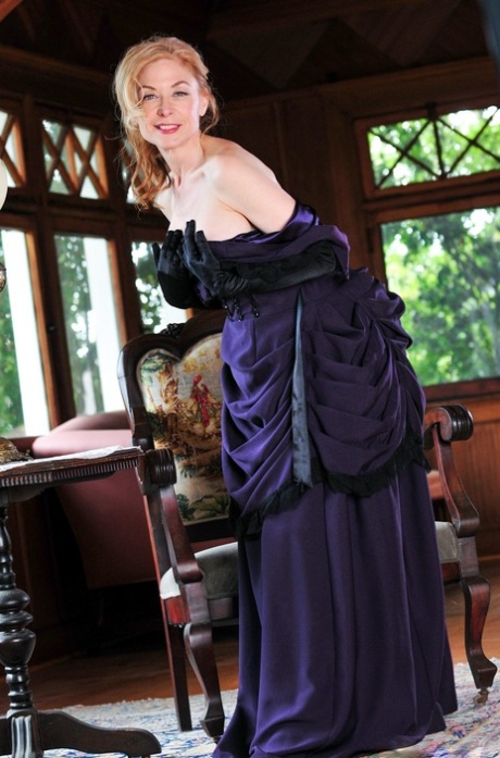 Возбужденная зрелая леди заставляет молодую девку раздеться догола для горячего лесбийского поддразнивания 1