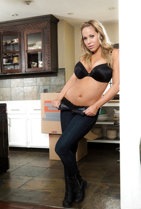 Блондинка-одиночка Оливия Остин обнажает большую грудь порнозвезды на кухне 1