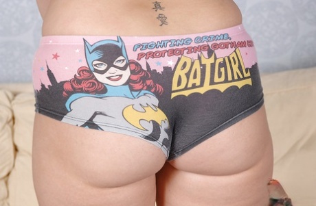 Соблазнительная любительница с сексуальными ножками раздевается и раздвигает свою киску 3