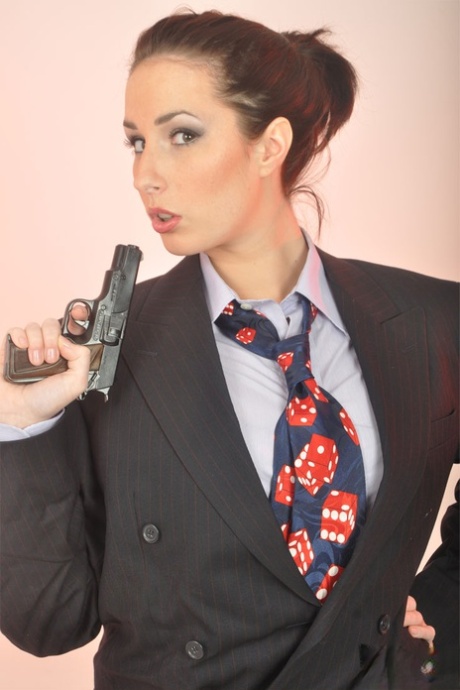 Одетая соло-модель Пейдж Турнах расхаживает в блейзере, размахивая пистолетом 8