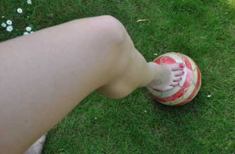 Британка Пиаже Турна лижет и сосет собственные пальцы ног на лужайке 4