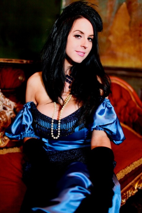 Лесбийские порнозвезды Луиза Дженсон и Пейдж Турнах целуются в старинной одежде 3