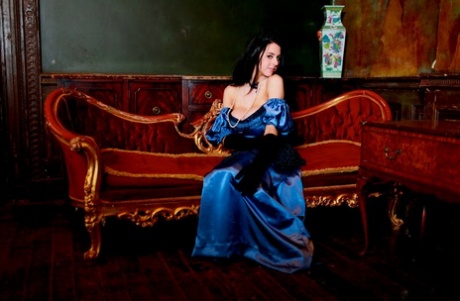 Лесбийские порнозвезды Луиза Дженсон и Пейдж Турнах целуются в старинной одежде 4