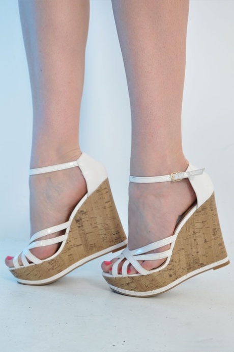 Соло-модель Нейлон Джейн демонстрирует свои ноги в нейлоновых чулках и без них 7