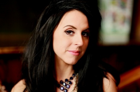 Лесбийские порнозвезды Луиза Дженсон и Пейдж Турнах целуются в старинной одежде 6