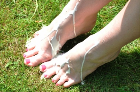 Британка Пиаже Турна лижет и сосет собственные пальцы ног на лужайке 7