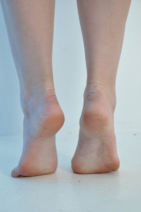 Соло-модель Нейлон Джейн демонстрирует свои ноги в нейлоновых чулках и без них 3