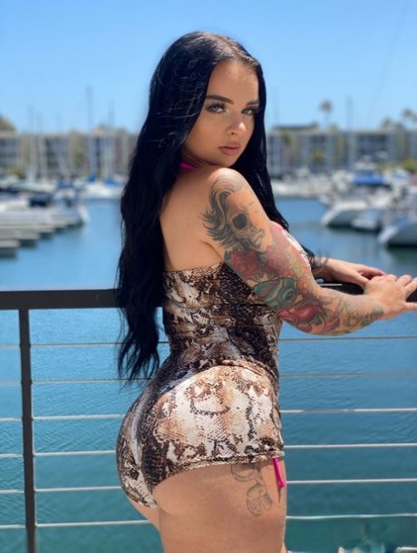 Горячая брюнетка Пейтон Пресли позирует в розовом бикини перед минетом от первого лица 1