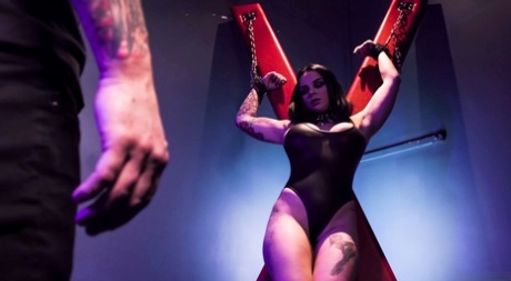 Пейтон Пресли невысокая и стройная, ее горячее маленькое тело покрыто маленькими татуировками 6