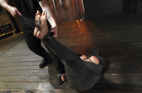 Занудная мамаша Пенни Барбер прикована цепью к полу для болезненной порки ногами 4