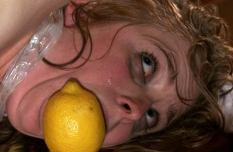 Пенни Пакс полностью опозорена во время публичной групповухи в баре 8