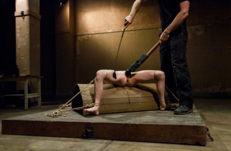 Блондинка Пенни Пакс берет его в задницу, пока ее держат в рабстве 4