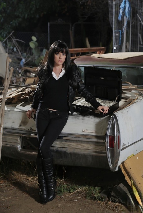 Брюнетка порнозвезда Пенни Пакс демонстрирует свою потрясающую сочную попку 1