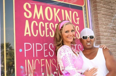 Милфа с большой грудью Феникс Мари показывает свою бритую пизду 1