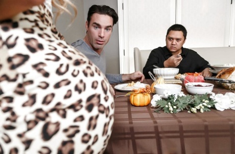 Грудастые порнозвезды Кайла Кайден и Феникс Мари занимаются сексом втроем 2