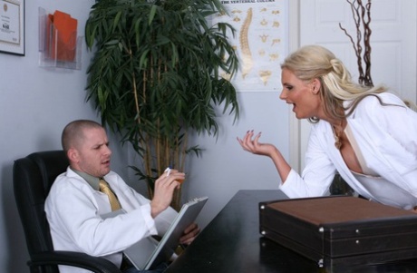 Милфа доктор с огромными дынями Феникс Мари раздевается, чтобы трахнуть твердый член 2