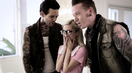 Занудная блондинка Пайпер Перри теряет свою девственность во время групповухи 4