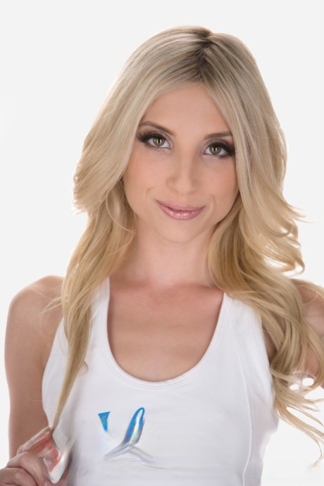 Миниатюрная блондинка Пайпер Перри обнажает свои крошечные сиськи в нижнем белье с принтом 1