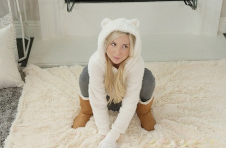 Белокурая милашка Пайпер Перри стягивает свои штаны для йоги, чтобы показать свою пизду 1