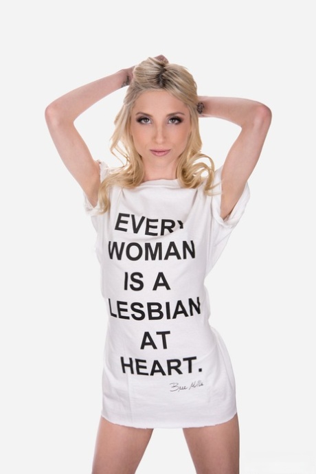 Миниатюрная блондинка Пайпер Перри обнажает свои крошечные сиськи в нижнем белье с принтом 14