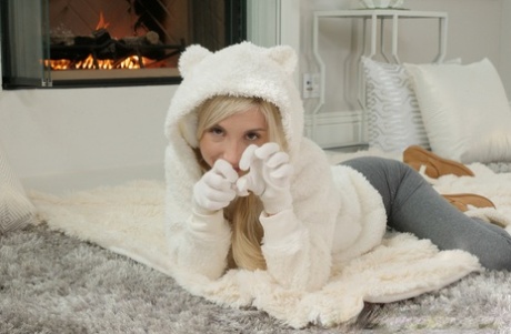 Белокурая милашка Пайпер Перри стягивает свои штаны для йоги, чтобы показать свою пизду 2