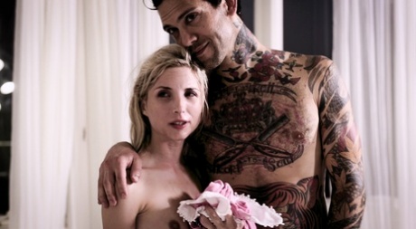 Занудная блондинка Пайпер Перри теряет свою девственность во время групповухи 15