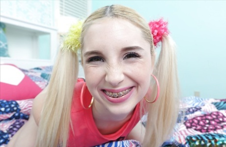 Молоденькая милашка Пайпер Перри и ее косички и подтяжки вызывают оргазм 4