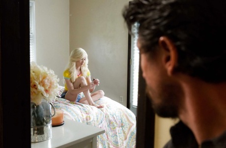 Молоденькая порнозвезда Пайпер Перри получает сперму на лицо от большого члена 1