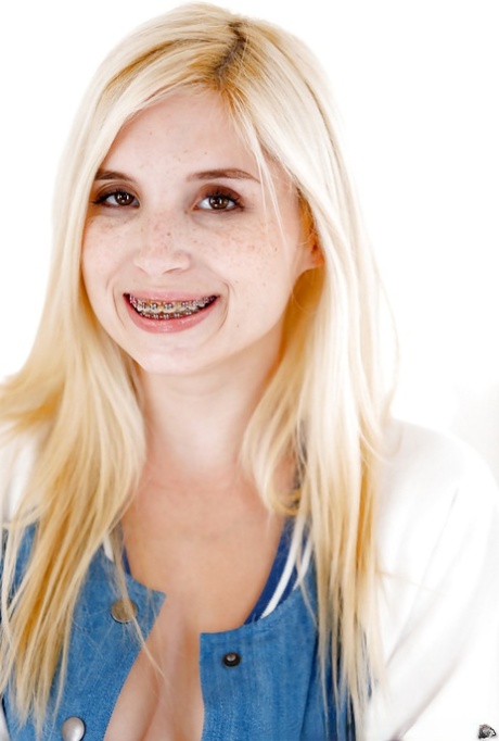 Крошечная юная секс-бомба Пайпер Перри растягивает свою тугую молоденькую киску 7