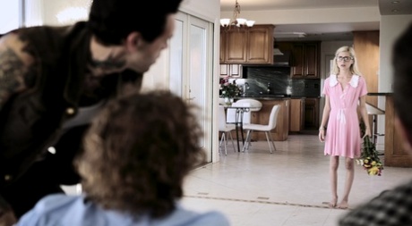 Занудная блондинка Пайпер Перри теряет свою девственность во время групповухи 3