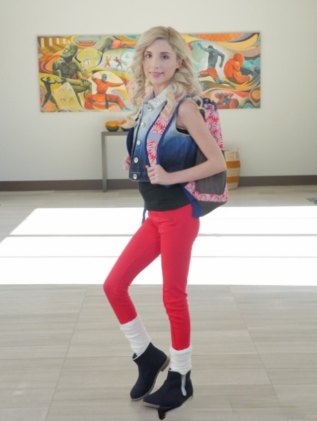 Крошечная блондинка Пайпер Перри снимает с себя одежду после возвращения домой из школы 1