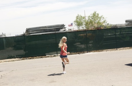 Худенькая молоденькая Пайпер Перри трахается раком и принимает полный рот спермы в машине 1