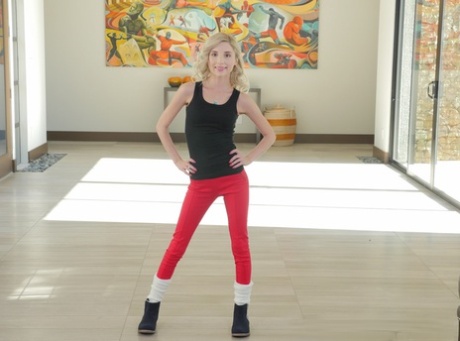 Крошечная блондинка Пайпер Перри снимает с себя одежду после возвращения домой из школы 2