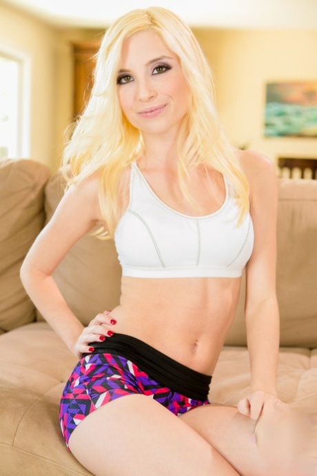 Молодые блондинки Пайпер Перри и Алекса Грейс обнажают бритые вагины 9