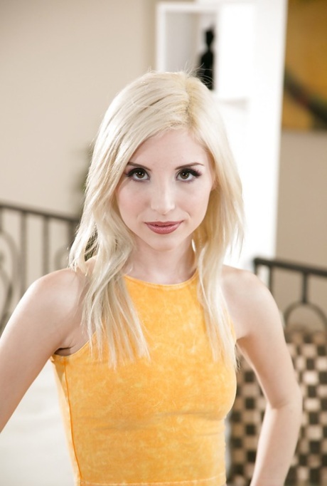 Белокурая красотка Пайпер Перри обнажает крошечные сиськи молодой порнозвезды в гольфах до колен 1