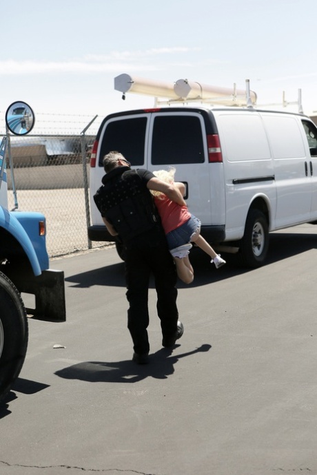 Худенькая молоденькая Пайпер Перри трахается раком и принимает полный рот спермы в машине 6