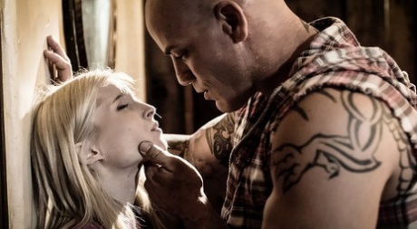 Маленькую блондинку Пайпер Перри грубо трахает ее татуированный лысый сосед 2