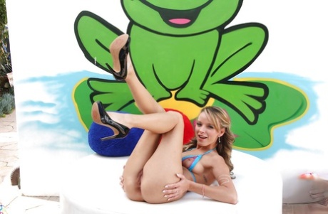 Миниатюрная нетронутая Эдж обожает позировать своим крошечным и худеньким телом 15