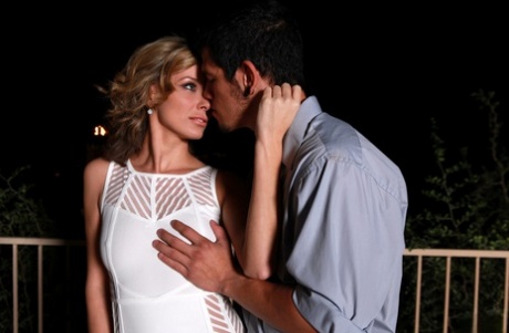 Блондинка Нетронутый край и ее друг-мужчина трахаются ночью во внутреннем дворике 3