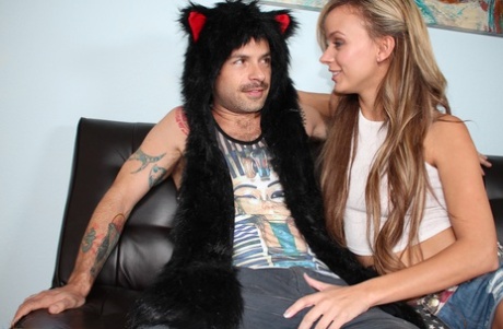 Симпатичная девушка с длинными волосами с нетронутым краем обнажает свои красивые сиськи во время мастурбации 3