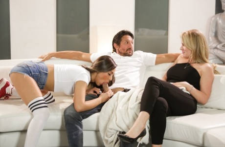 Развратная мамочка наблюдает, как ее дочь занимается сексом со своим новым отчимом. 7