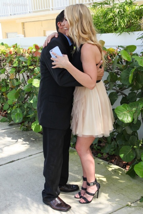 Грудастая блондинка Рэйчел Кавалли скачет на члене своего кавалера на каблуках 4