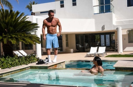 Обнаженная жена Рэйчел Старр соблазняет своего мужа во время купания в бассейне 1