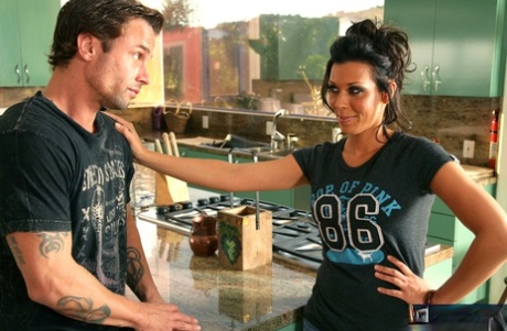 Возбужденная брюнетка Рэйчел Старр соблазняет женатого мужчину и трахается с ним на своей кухне 2