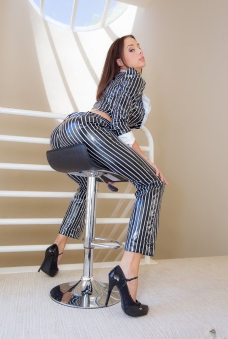 Грудастая красавица Рэйчел Старр получает в свою тугую попку большой член Вуди 5