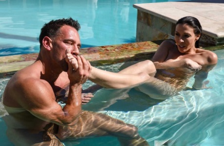 Обнаженная жена Рэйчел Старр соблазняет своего мужа во время купания в бассейне 4