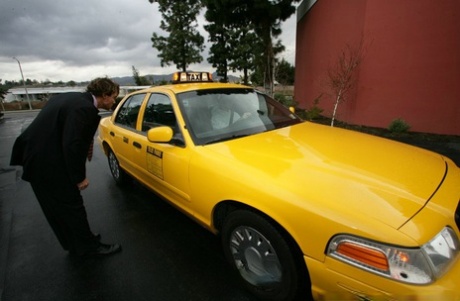 Похотливая красотка с большими сиськами Рэйчел Старр получает жесткий трах в свою киску 1