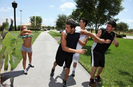 Рэйчел Старр ублажает большой член своими круглыми сиськами и мокрой киской 5