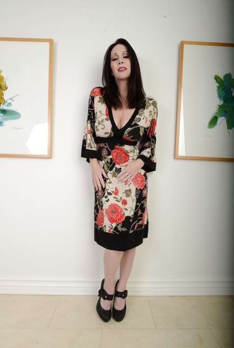 Зрелая брюнетка Рэй Венесс мастурбирует и мечтает о членах 2