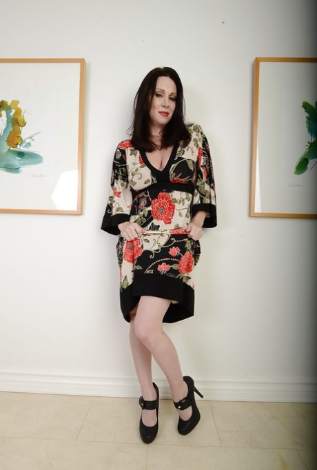 Зрелая брюнетка Рэй Венесс мастурбирует и мечтает о членах 4